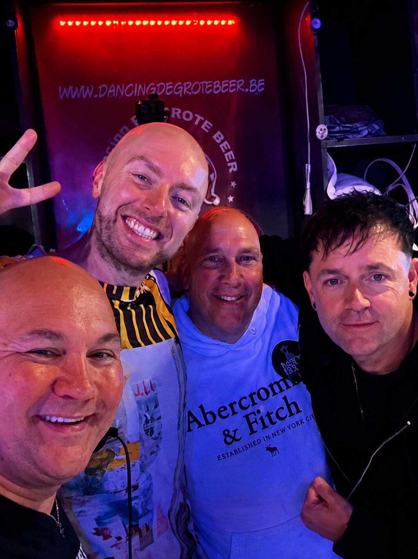 Vrienden poseren samen in Dancing De Grote Beer